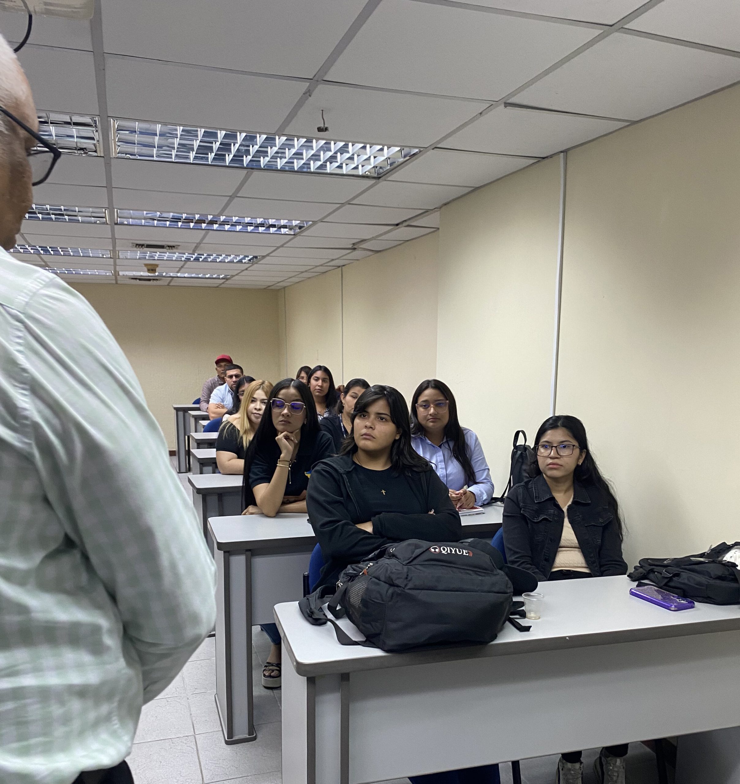 Lee más sobre el artículo Primera cohorte de Diseño Gráfico inició clases para optar a su Titulación LUZ